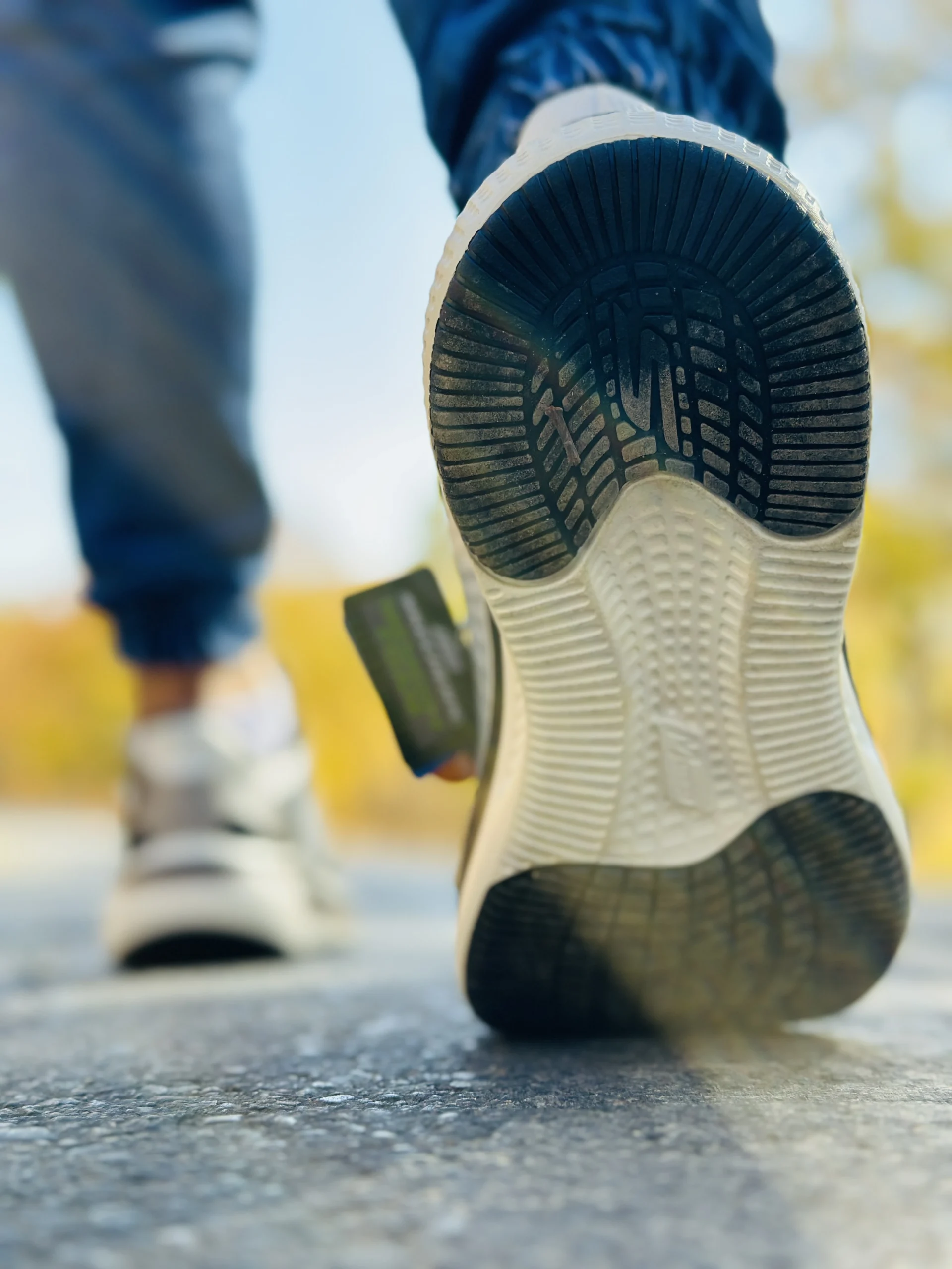 کتونی اسکیچرز مدل go run رنگ کرم مشکی