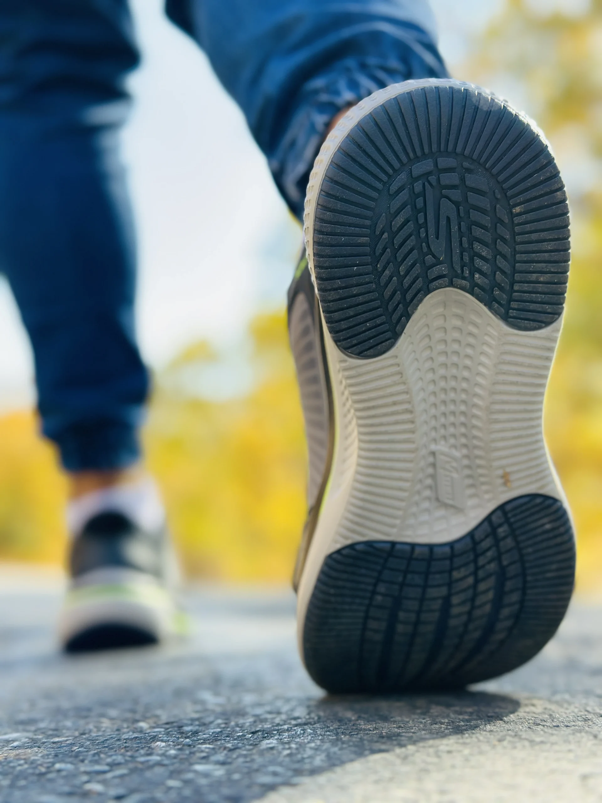کتونی اسکیچرز مدل go run رنگ خاکستری طوسی